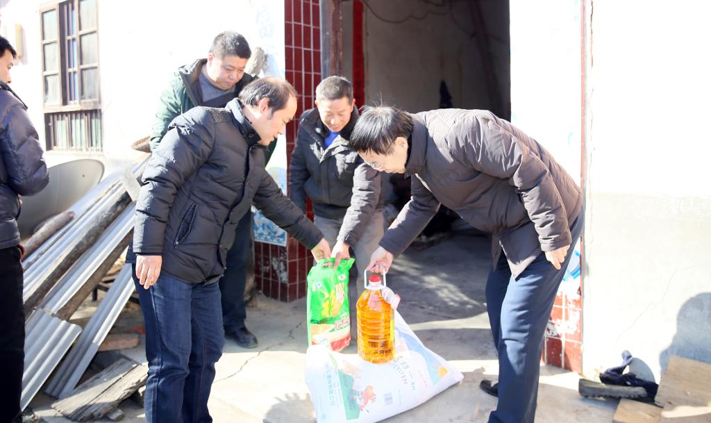 为特困户送去新春慰问品