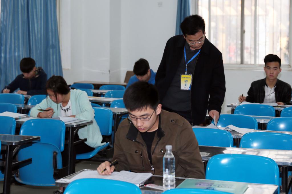 副院长刘永亮在考场巡考指导