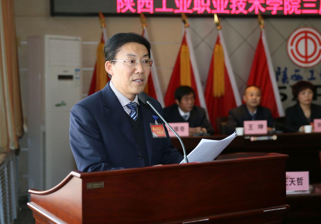 党委副书记王天哲主持会议