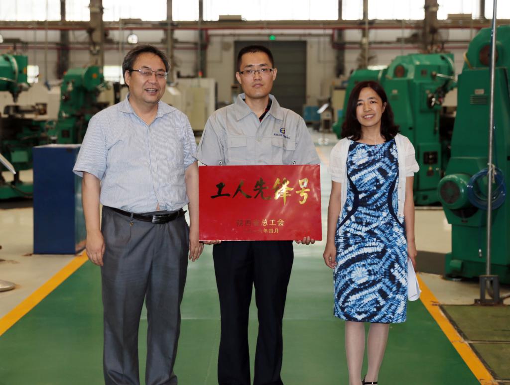 张敏、张朝惟为机加工中心授牌