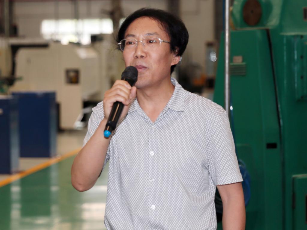 我院党委副书记王天哲主持仪式