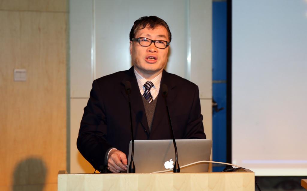 汽车与物流学院院长李选芒主持会议