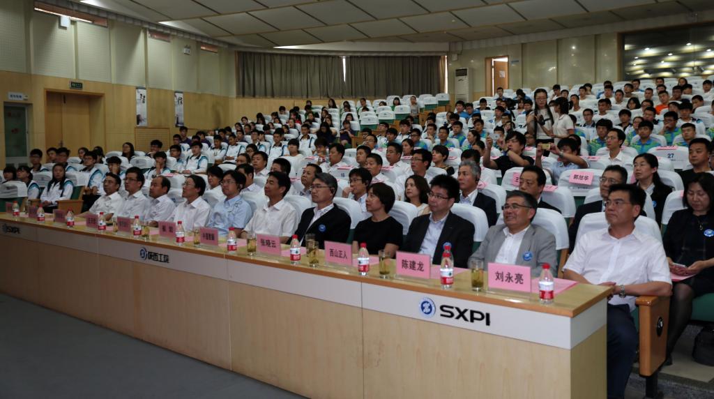 校企双方领导观看演示