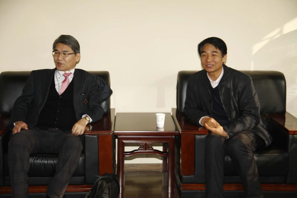 我院党委书记崔岩与来宾亲切交谈