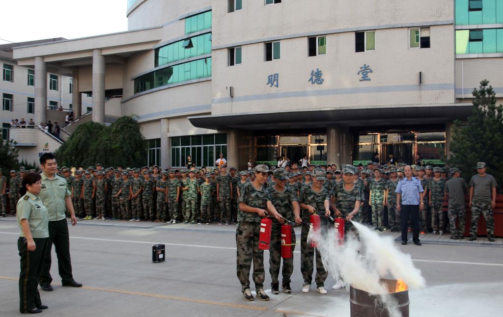 新生同学动手灭火