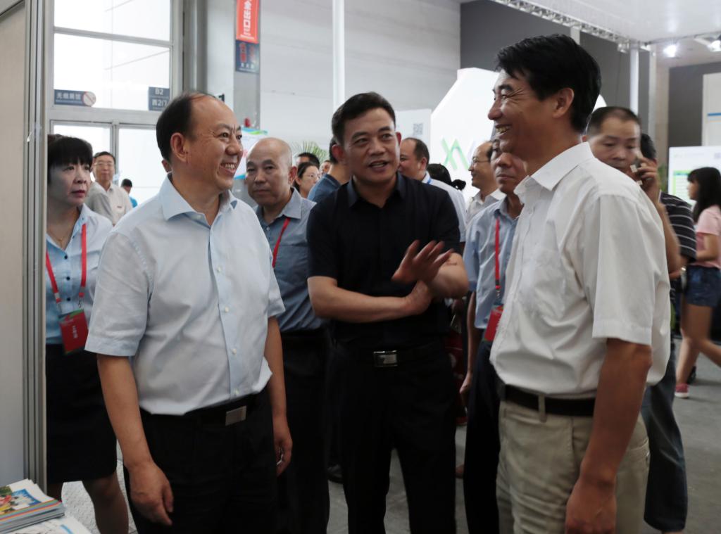 省委高教工委书记董小龙、省委高教工委委员、省教育厅副厅长、省高教局副局长王紫贵与我院党委书记崔岩亲切交流