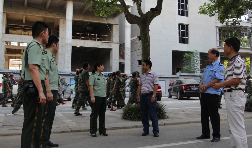 纪委书记康强与咸阳市消防支队领导交流