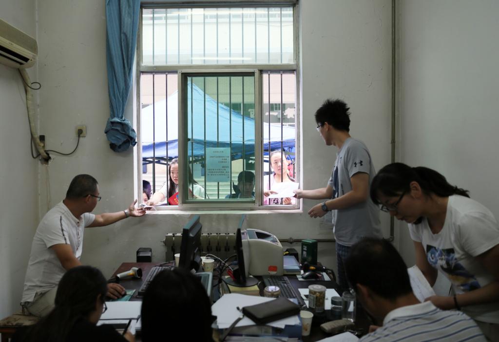 各二级学院师生为新生办理注册手续