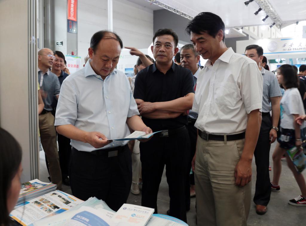 省委高教工委书记董小龙查看我院招生宣传资料