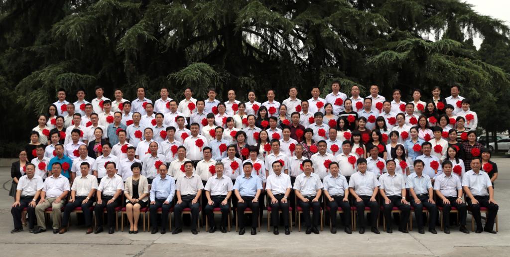 与会领导与获奖教师代表合影