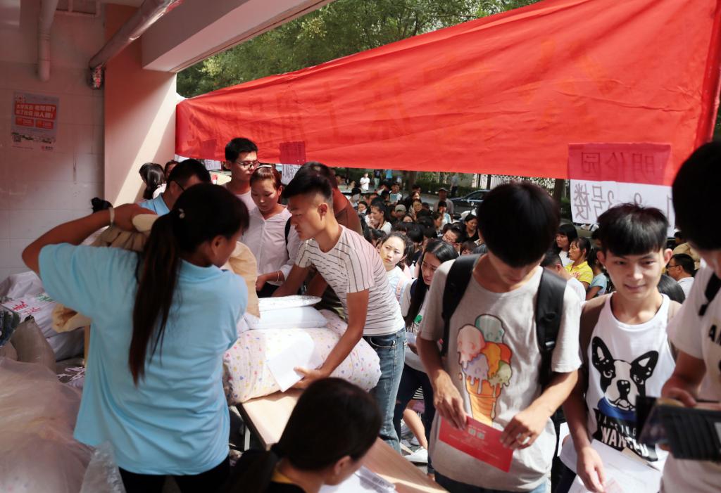 领取学院免费为新生提供的床上用品