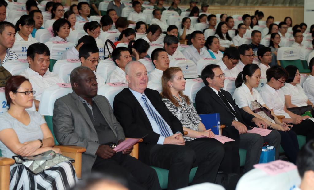 全院师生代表400余人参加会议