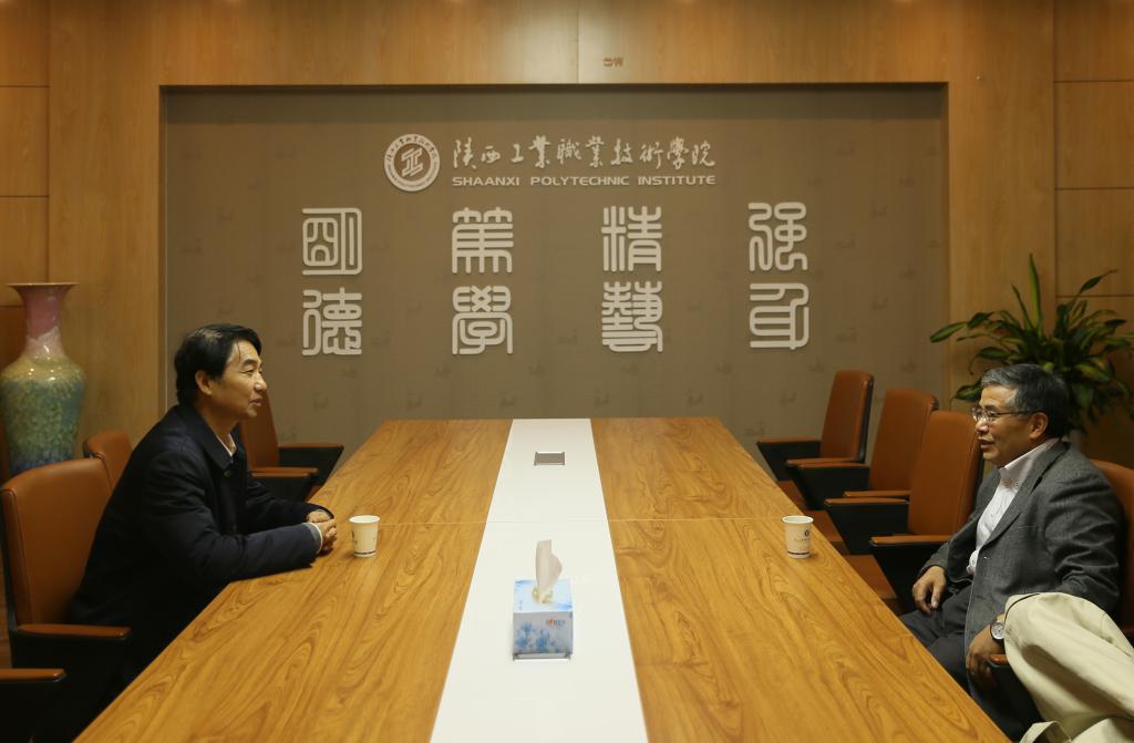 党委书记崔岩与陈建龙部长亲切交谈