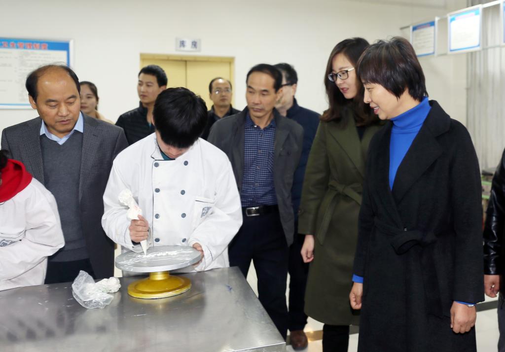 张晓云院长一行实地考察该校实训基地