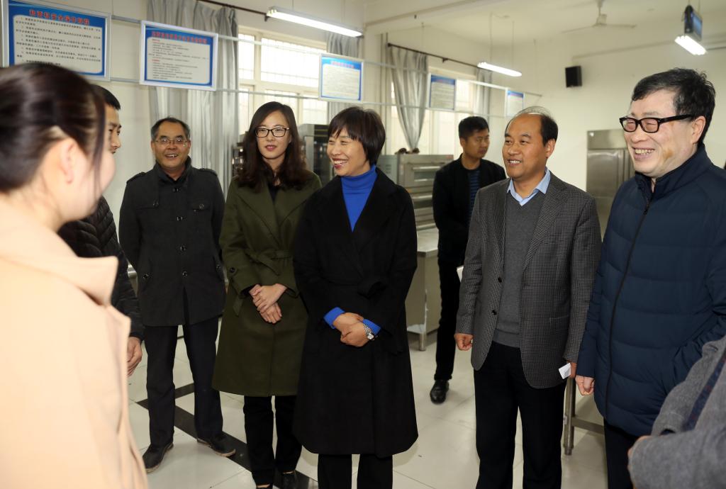 张晓云院长与在该校工作的我院毕业生亲切交流