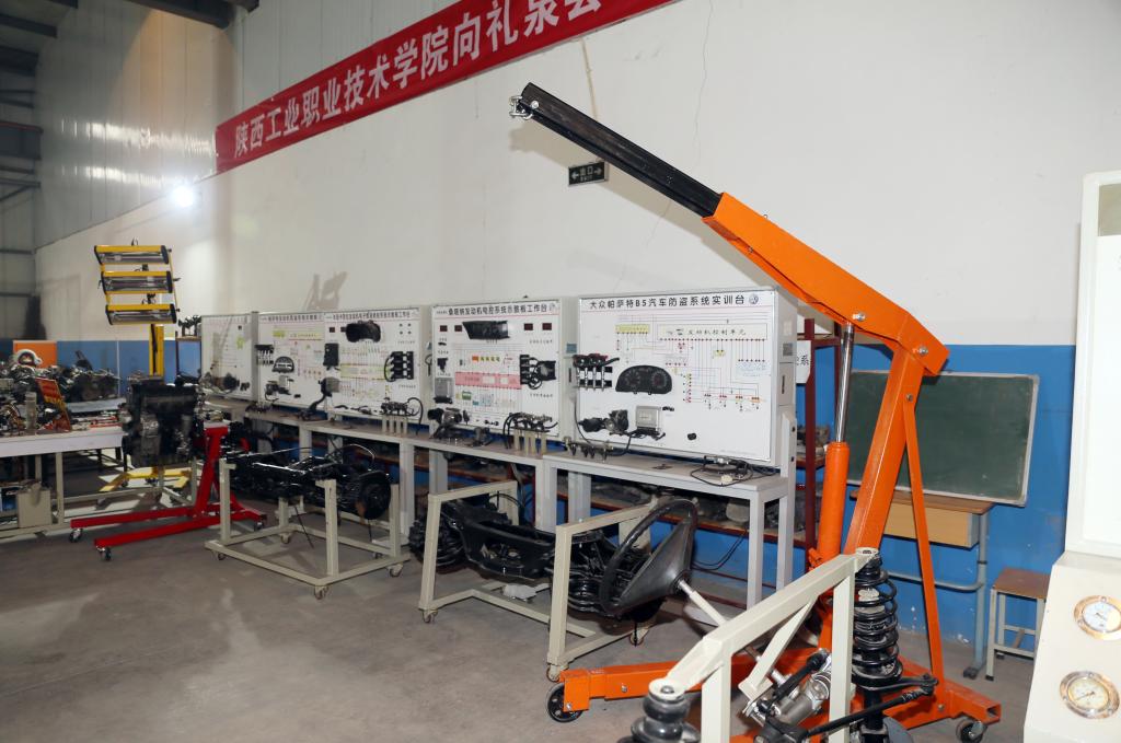 我院捐赠的价值9.36万元的汽车维修实训设