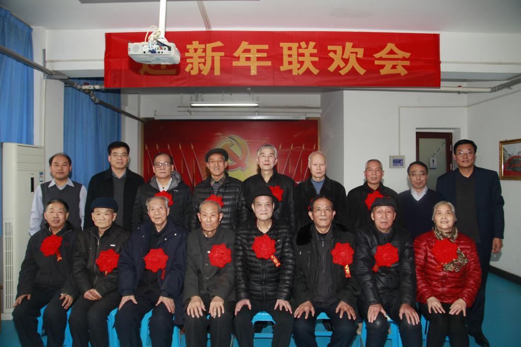 学院领导与离退休职工合影留念