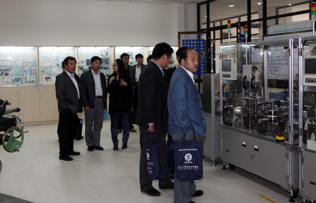 与会人员参观我院实训基地