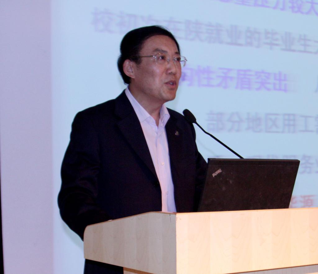 党委副书记王天哲对2014年就业工作进行总结回顾