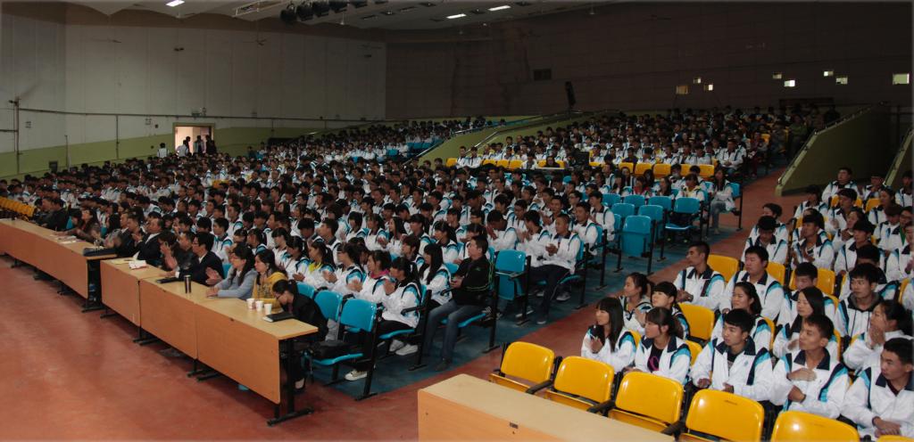 1200余名师生聆听报告