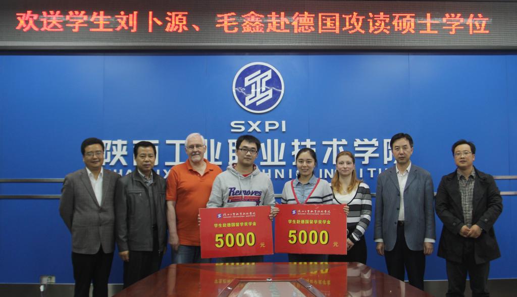 向刘卜源和毛鑫同学颁发5000元的出国留学奖学金