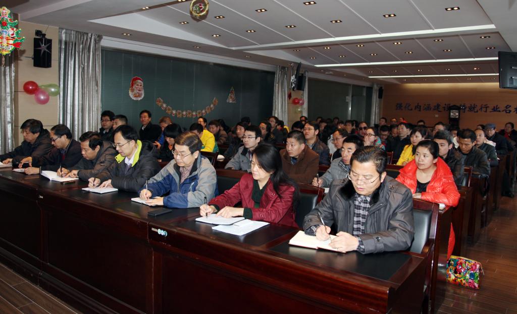 各二级学院党总支书记、学工办主任、全体辅导员以及就业指导课教师参加培训