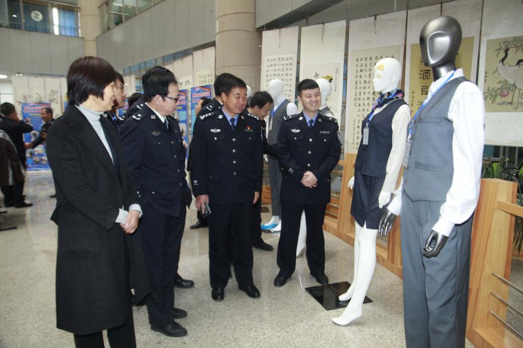 出席活动的领导、嘉宾参观毕业学员作品展