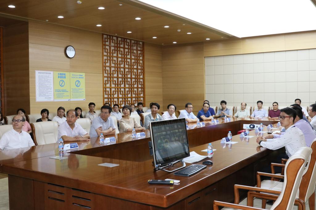 考察组一行观看介绍三星发展历程的专题片