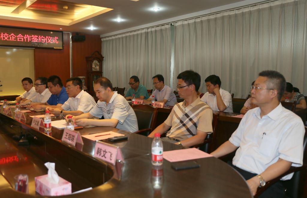 我院党委副书记、副院长刘永亮,校企合作处、教务处、学生处、物流管理学院、工商管理学院、信息工程学院、土木工程学院、化工与纺织服装学院负责同志参加仪式