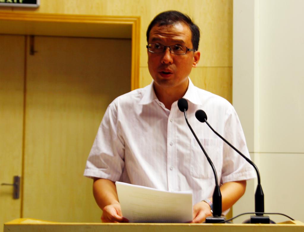 副院长杨卫军主持会议