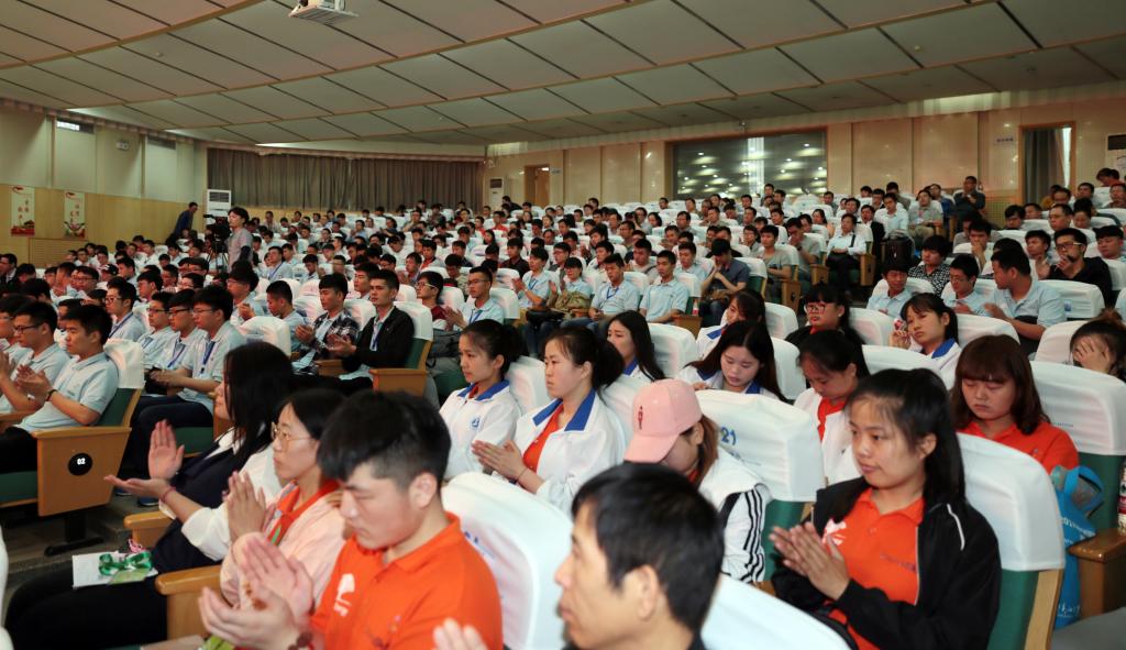 各参赛代表队领队、指导教师和选手参加仪式