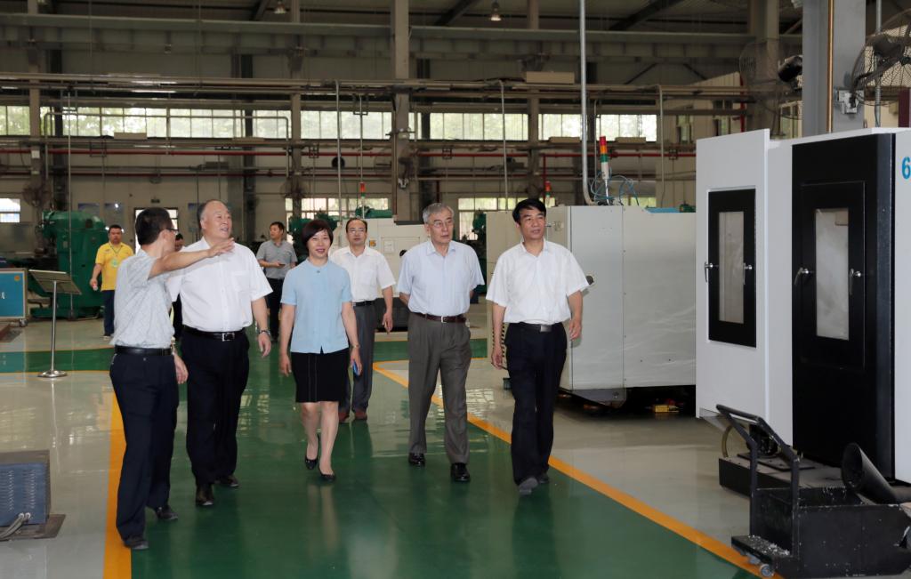 与会领导考察我院实训基地