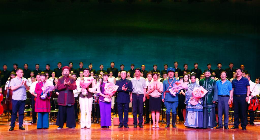 学院领导与演职人员合影