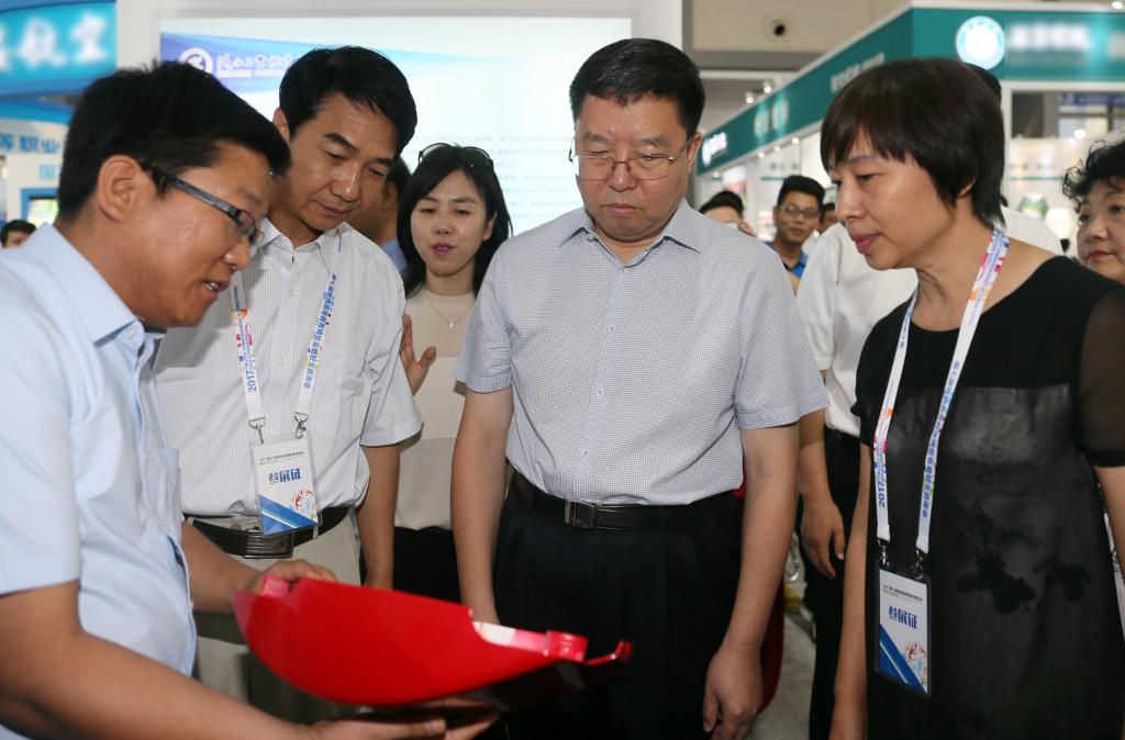 省委副书记毛万春观看我院演示