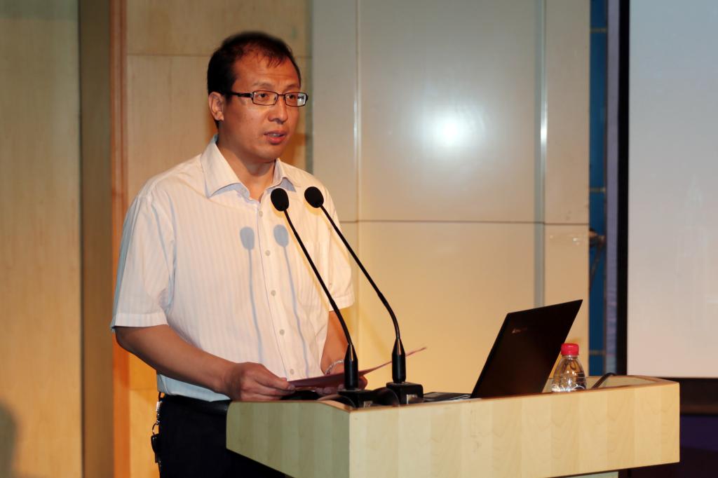 副院长杨卫军主持论坛