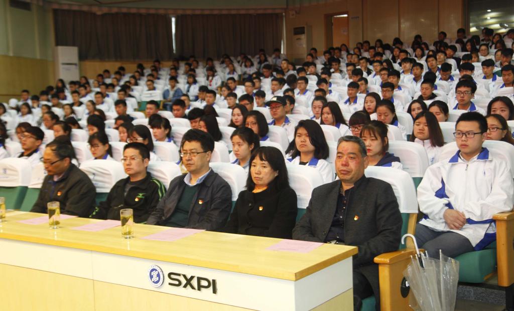 各二级学院党总支书记和400名党员发展对象共同参加了典礼