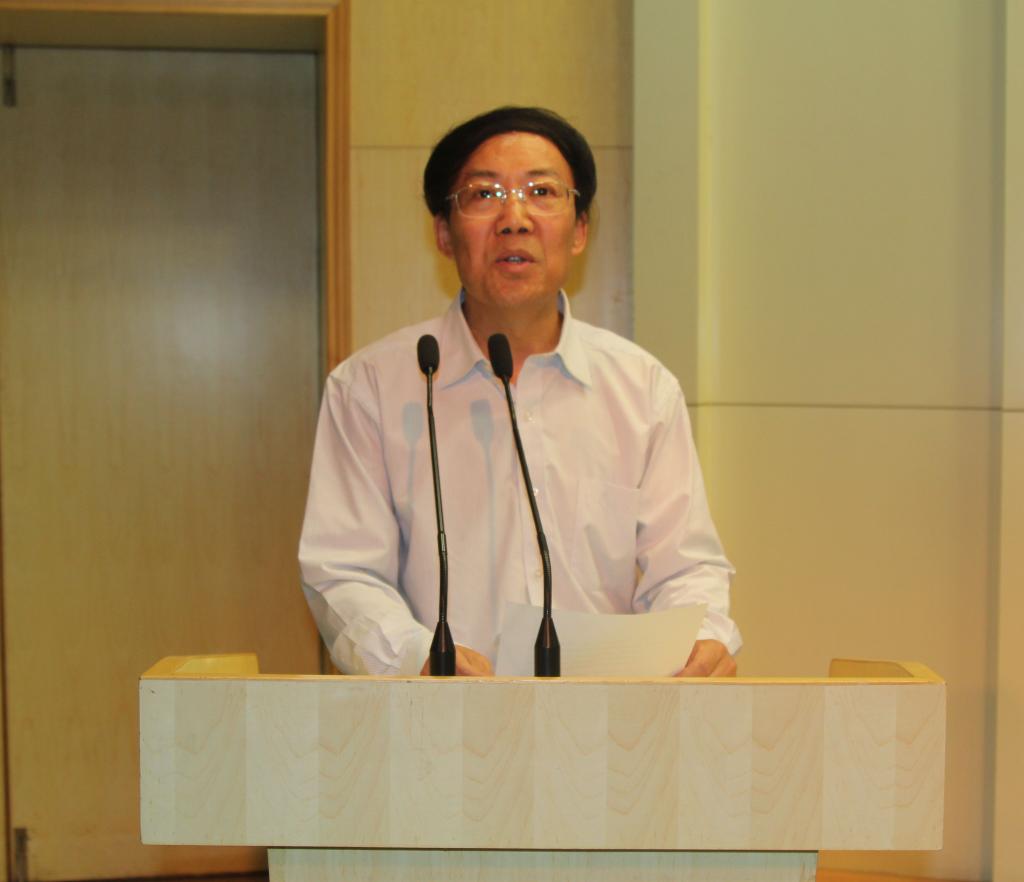 党委副书记王天哲主持报告会