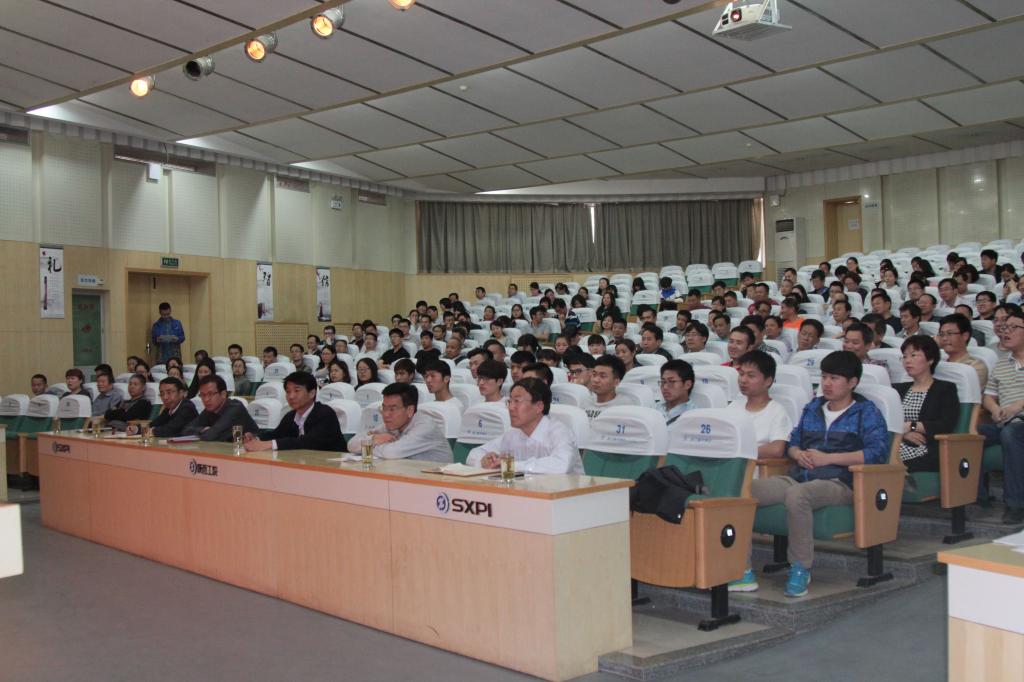 学院领导及300多名党员干部聆听了报告