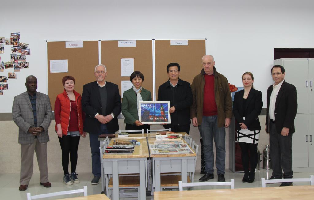 学院领导与英语外教在英语培训师合影