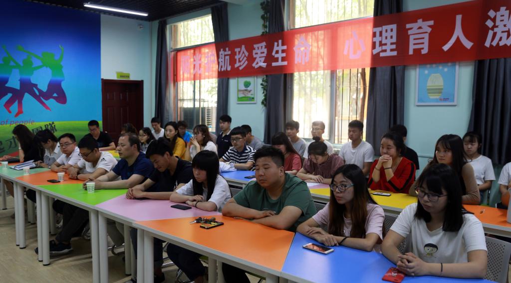 学工部、学生处、各二级学院师生代表参加会议