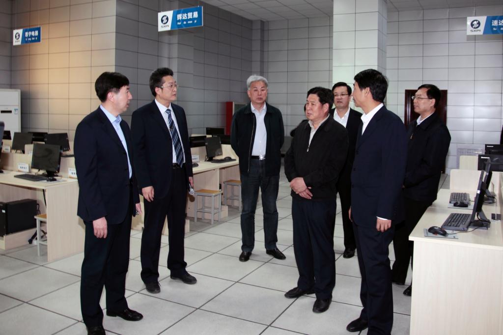 省人大执法检查组考察会计实训室