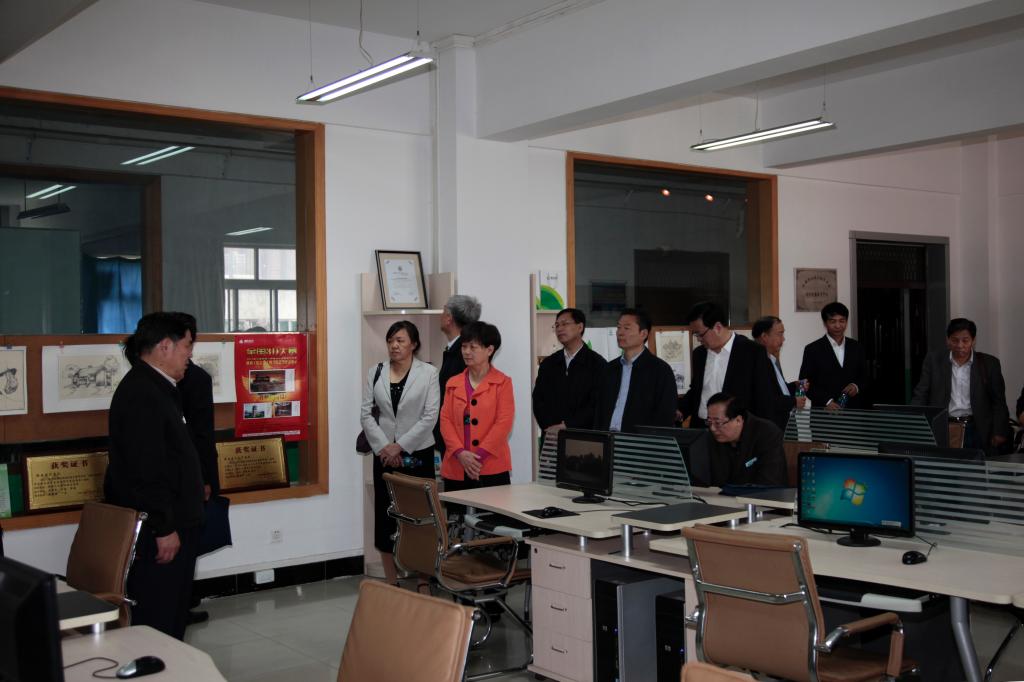 省人大执法检查组考察动漫工作室