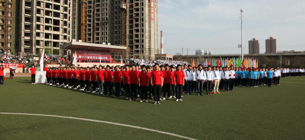 面向国旗行注目礼